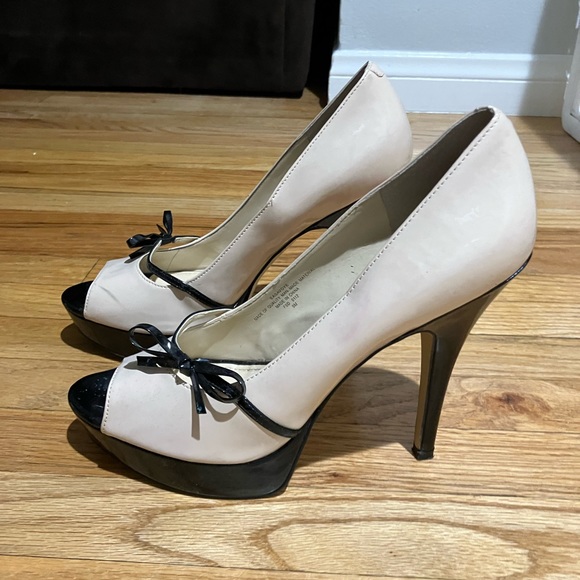 Enzo Angiolini Easavoye peep toe pump cream and black Size 9 - Picture 2 of 8